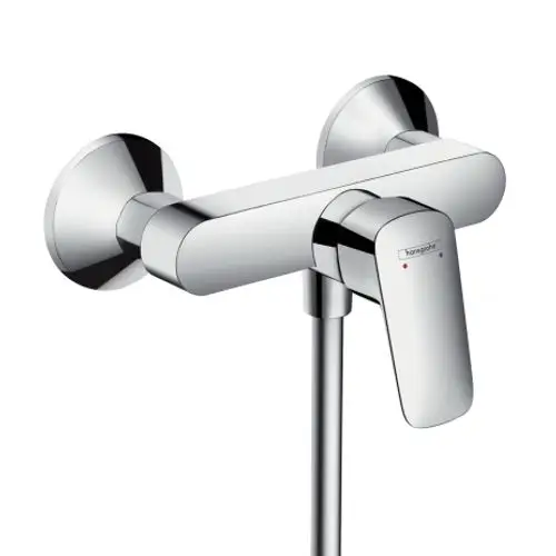 Kromfarbener hansgrohe Brausemischer mit einem Einhebelgriff, montiert an der Wand. Der Mischer hat die Symbole für warmes und kaltes Wasser.